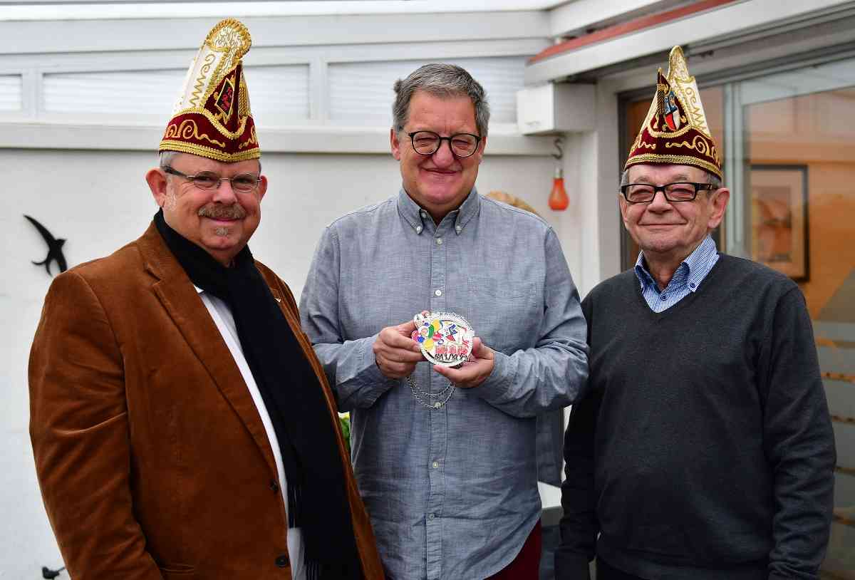 Armin Horst, Jürgen Pascher und Bernd Berger (v.l.) vom Elferrat präsentieren den Sessions-Orden. Foto: Norbert Prümen